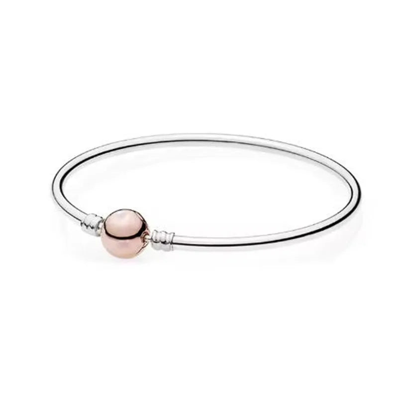 The popular silver wristband features dual tone and woven Cuban ropes, making it fashionable and versatile.