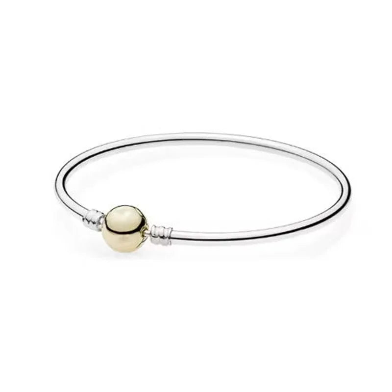 The popular silver wristband features dual tone and woven Cuban ropes, making it fashionable and versatile.