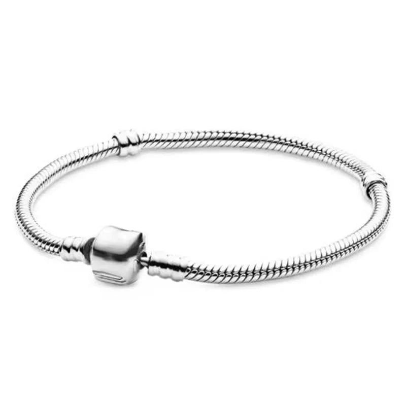The popular silver wristband features dual tone and woven Cuban ropes, making it fashionable and versatile.