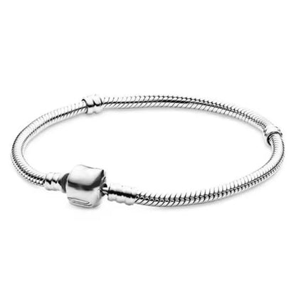 The popular silver wristband features dual tone and woven Cuban ropes, making it fashionable and versatile.
