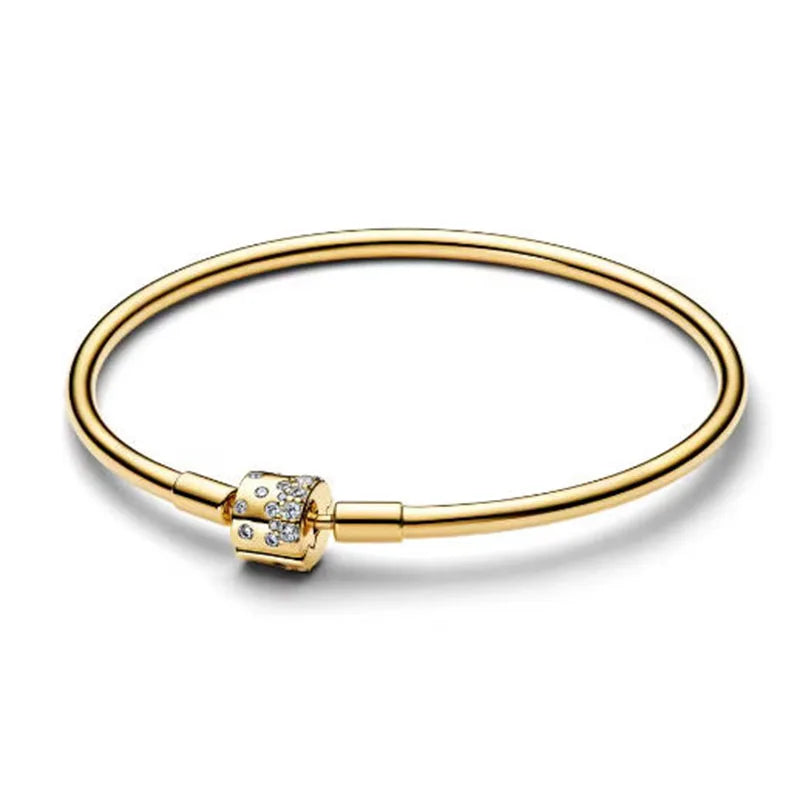 The popular silver wristband features dual tone and woven Cuban ropes, making it fashionable and versatile.