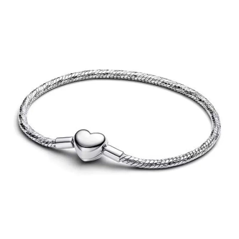 The popular silver wristband features dual tone and woven Cuban ropes, making it fashionable and versatile.