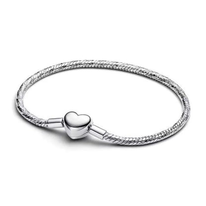 The popular silver wristband features dual tone and woven Cuban ropes, making it fashionable and versatile.