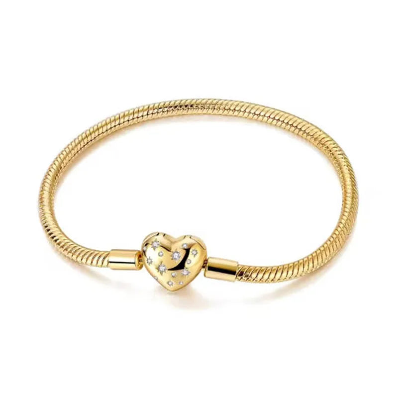 The popular silver wristband features dual tone and woven Cuban ropes, making it fashionable and versatile.