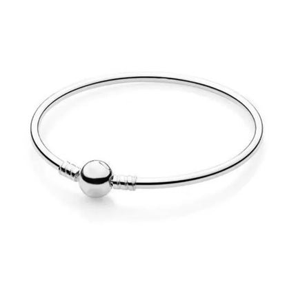 The popular silver wristband features dual tone and woven Cuban ropes, making it fashionable and versatile.