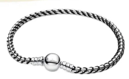 The popular silver wristband features dual tone and woven Cuban ropes, making it fashionable and versatile.